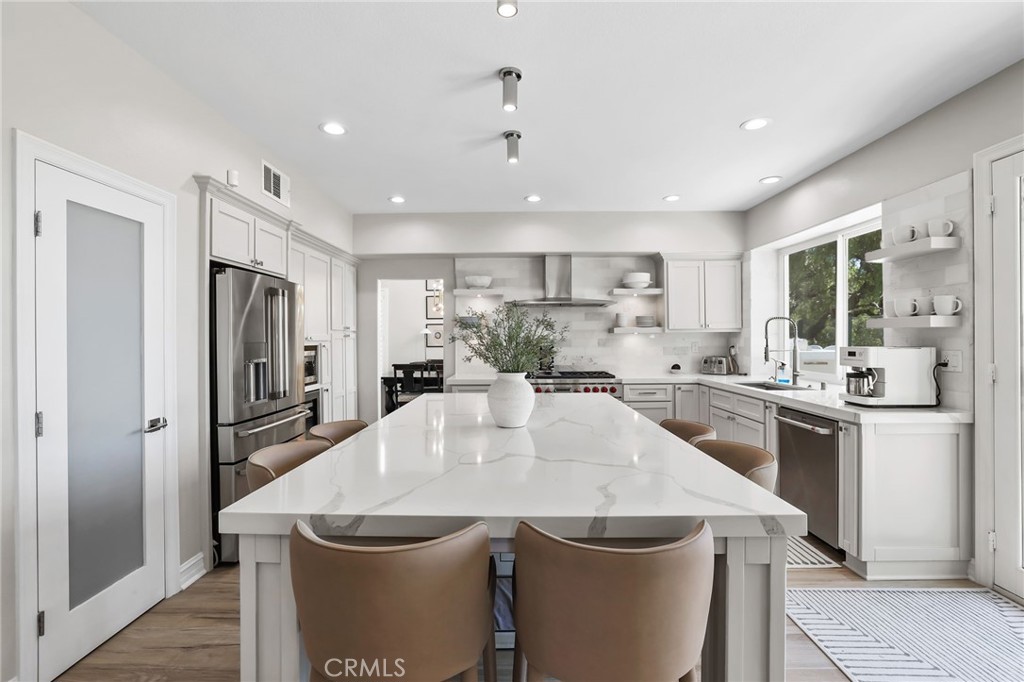 Spacious Kitchen with generous counter seating - 5 Mountain Gate, Coto de Caza CA 92679 - photo 8