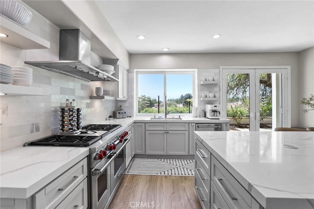 Stylish and chic modern kitchen featuring premium quartz countertops and high-end finishes. - 5 Mountain Gate, Coto de Caza CA 92679 - photo 10