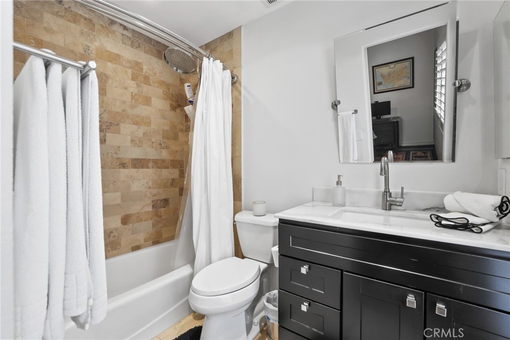 Main Floor Ensuite Bath, accessible to side yard - 5 Mountain Gate, Coto de Caza CA 92679 - photo 27