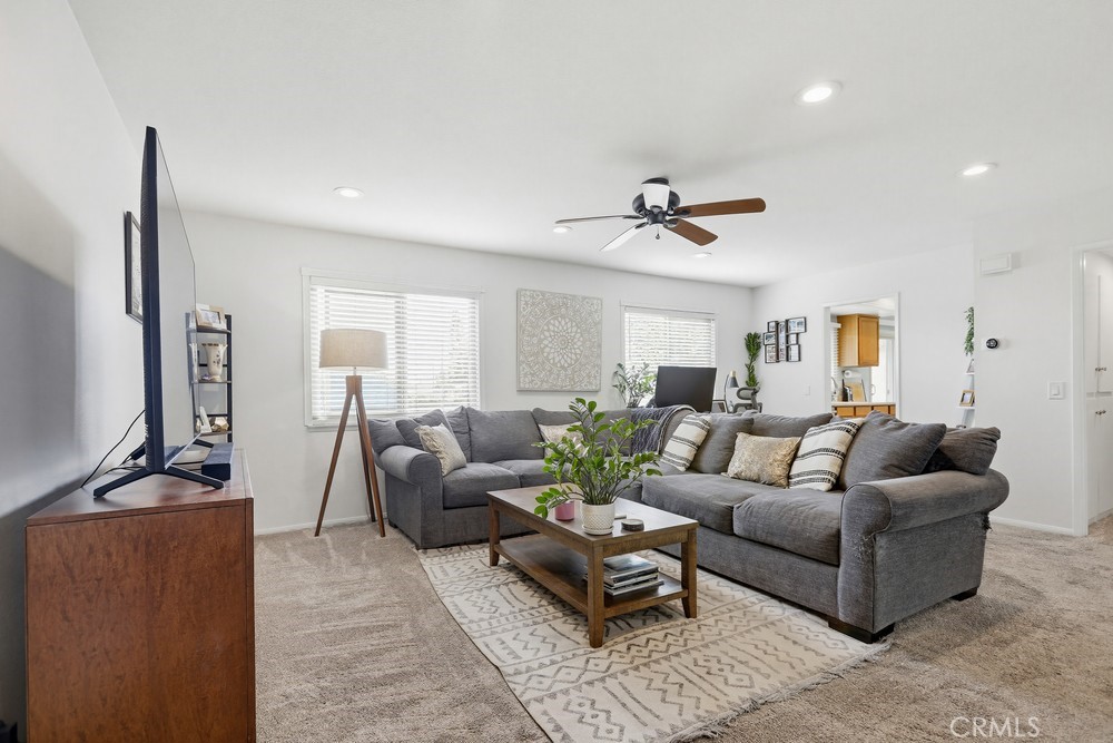 5843 La Jolla Way #28 - Huge 1 bedroom end-unit condo with 888 sq.ft. - 5843 La Jolla Way 28, Cypress CA 90630 - photo 1