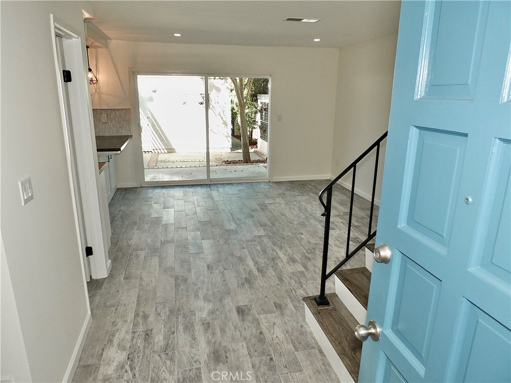 Entry to open floorplan - 6884 Breton, Cypress CA 90630 - photo 4