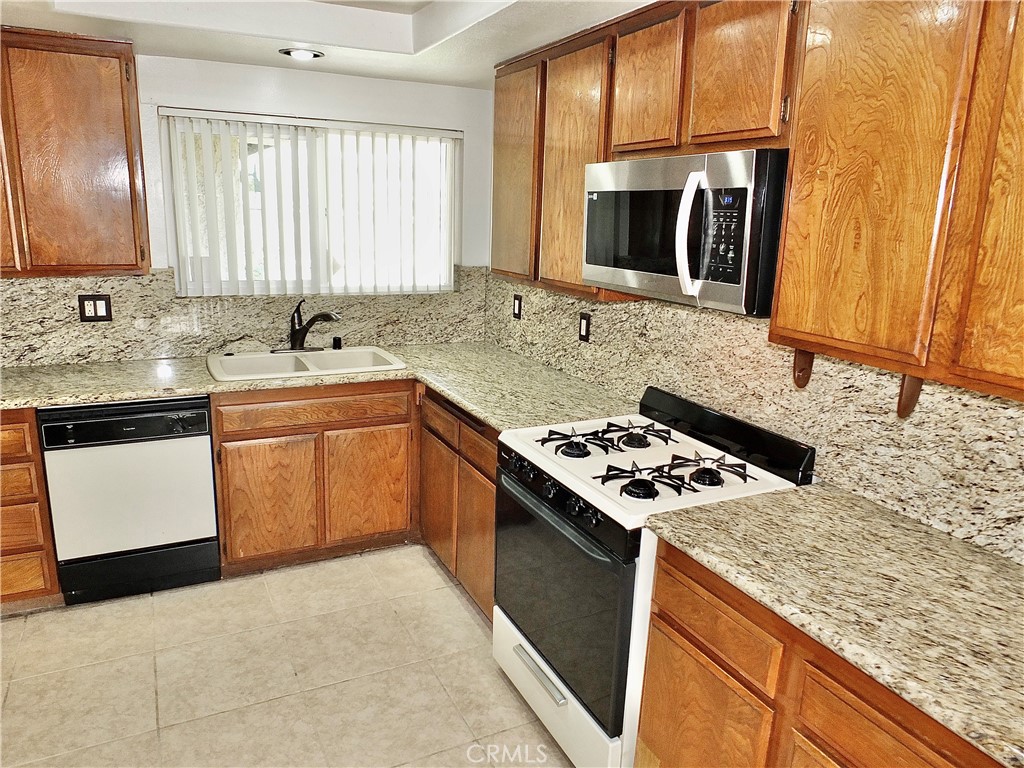 Upgraded granite kitchen counter tops. - 8485 Kington Way 11, Cypress CA 90630 - photo 4