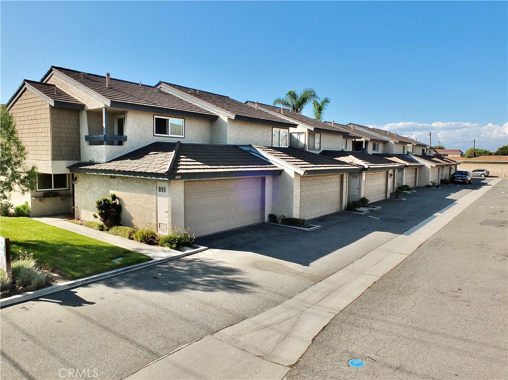 End unit. Notice the cozy balcony off the primary bedroom. This street resembles an alley but this is Kington Way. - 8485 Kington Way 11, Cypress CA 90630 - photo 8