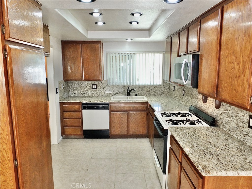 8485 Kington Way 11, Cypress CA 90630 - photo 28