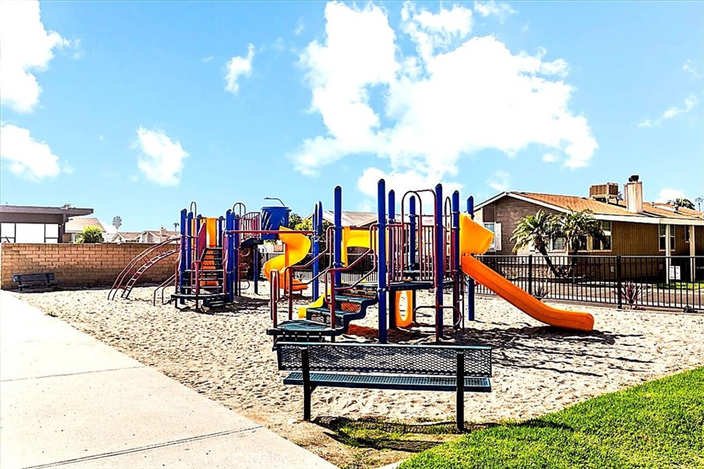 Community Amenities: Lincoln Center offers a pool, wading pool, basketball courts, gym, dog-friendly area, pool tables, - 9080 Bloomfield 231, Cypress CA 90630 - photo 18