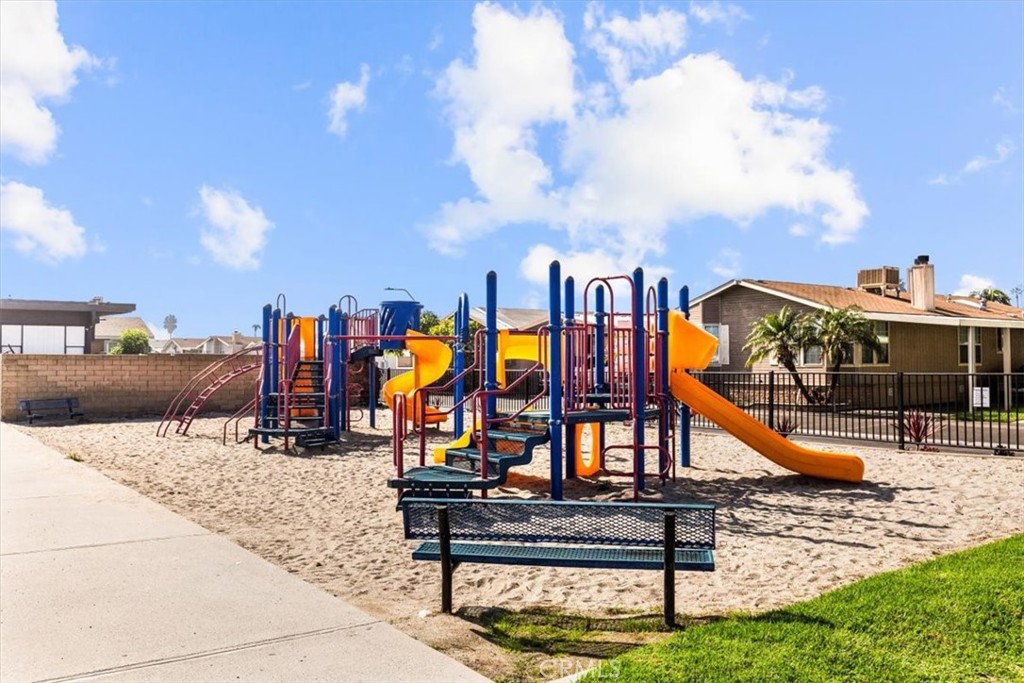 Community Amenities: Lincoln Center offers a pool, wading pool, basketball courts, gym, dog-friendly area, pool tables, - 9080 Bloomfield Avenue 293, Cypress CA 90630 - photo 26