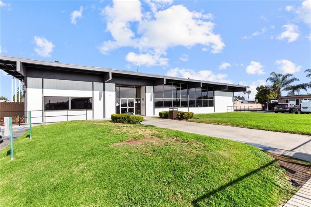 Community Amenities: Lincoln Center offers a pool, wading pool, basketball courts, gym, dog-friendly area, pool tables, - 9080 Bloomfield Avenue 293, Cypress CA 90630 - photo 27