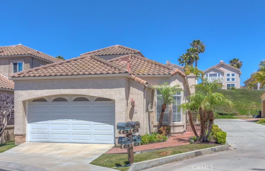 Front of detached home - 10 Duquesa, Dana Point CA 92629 - photo 1