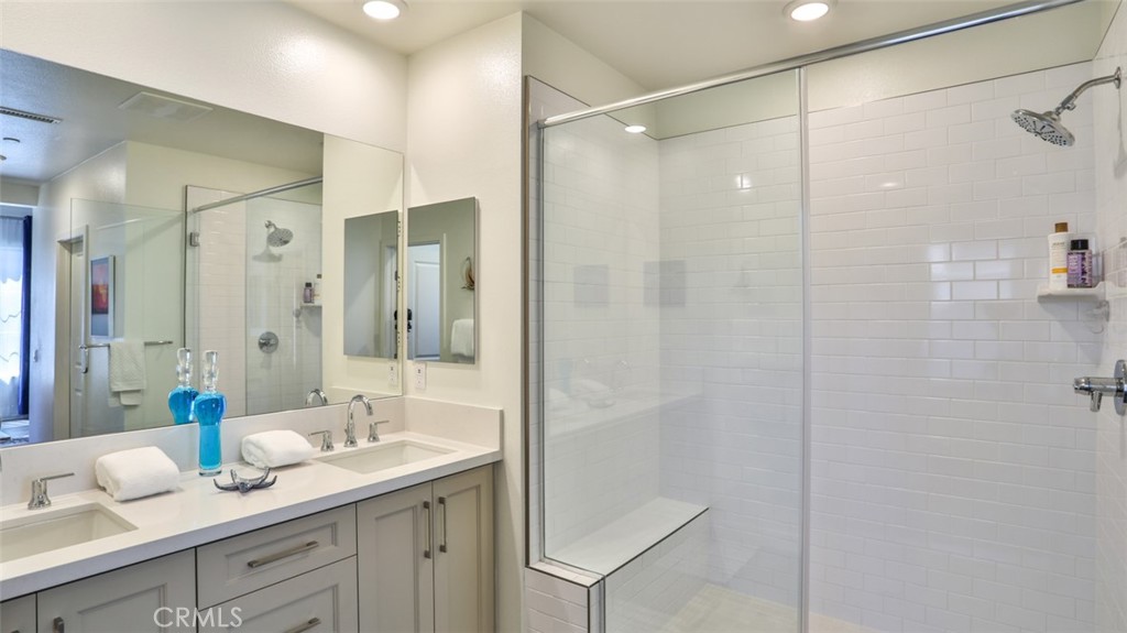 Primary bedroom with en-suite bathroom and dual closets. - 1207 Doheny Way, Dana Point CA 92629 - photo 27