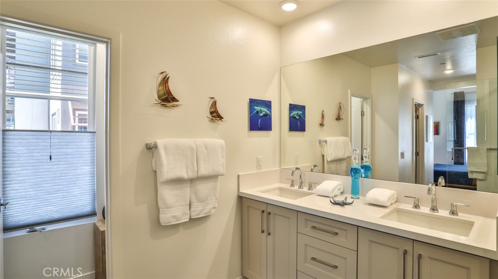 Primary bedroom with en-suite bathroom and dual closets. - 1207 Doheny Way, Dana Point CA 92629 - photo 28