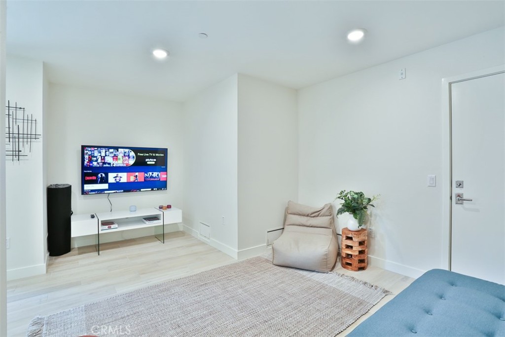 Mainfloor bonus/flex room with bath and patio - 1529 Doheny Way, Dana Point CA 92629 - photo 34