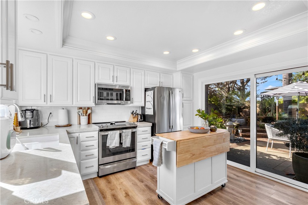 Country kitchen opens to side yard. - 24261 De Leon Drive, Dana Point CA 92629 - photo 8