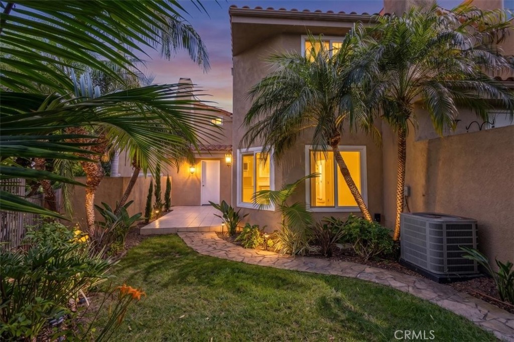 NICE SIZED BACKYARD... - 24345 Vista Point, Dana Point CA 92629 - photo 4
