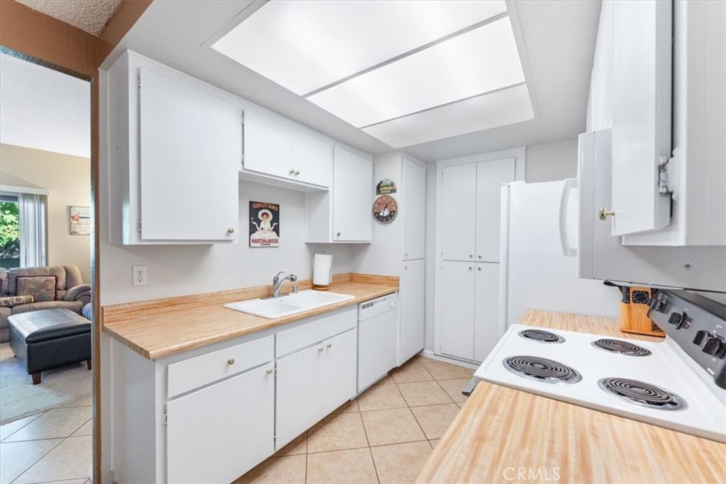 Lots of storage in this kitchen. - 25611 Quail Run 32, Dana Point CA 92629 - photo 9