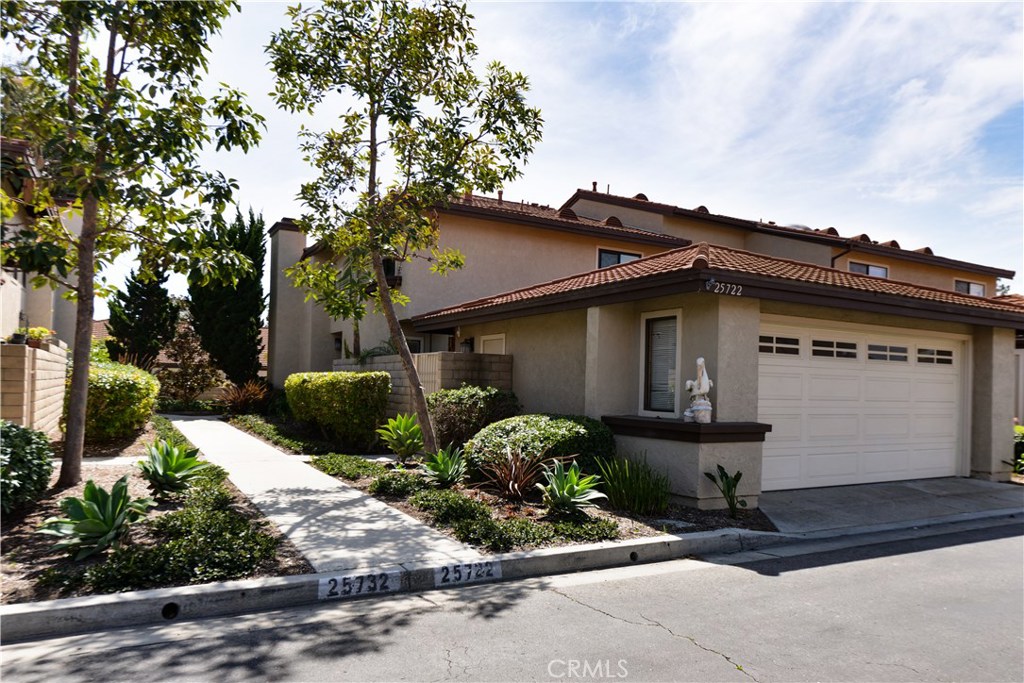 FANTASTIC LOCATION - END UNIT - PRIVATE ENTRANCE - SINGLE STORY BEHIND - 3 BED 2.5 BATHS + OFFICE LOFT - 2 CAR GARAGE - 25722 Harbor Point, Dana Point CA 92629 - photo 1