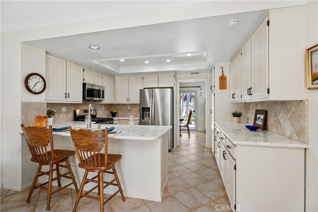 Kitchen with breakfast bar and stainless appliances - 25742 Shell Drive 189, Dana Point CA 92629 - photo 14