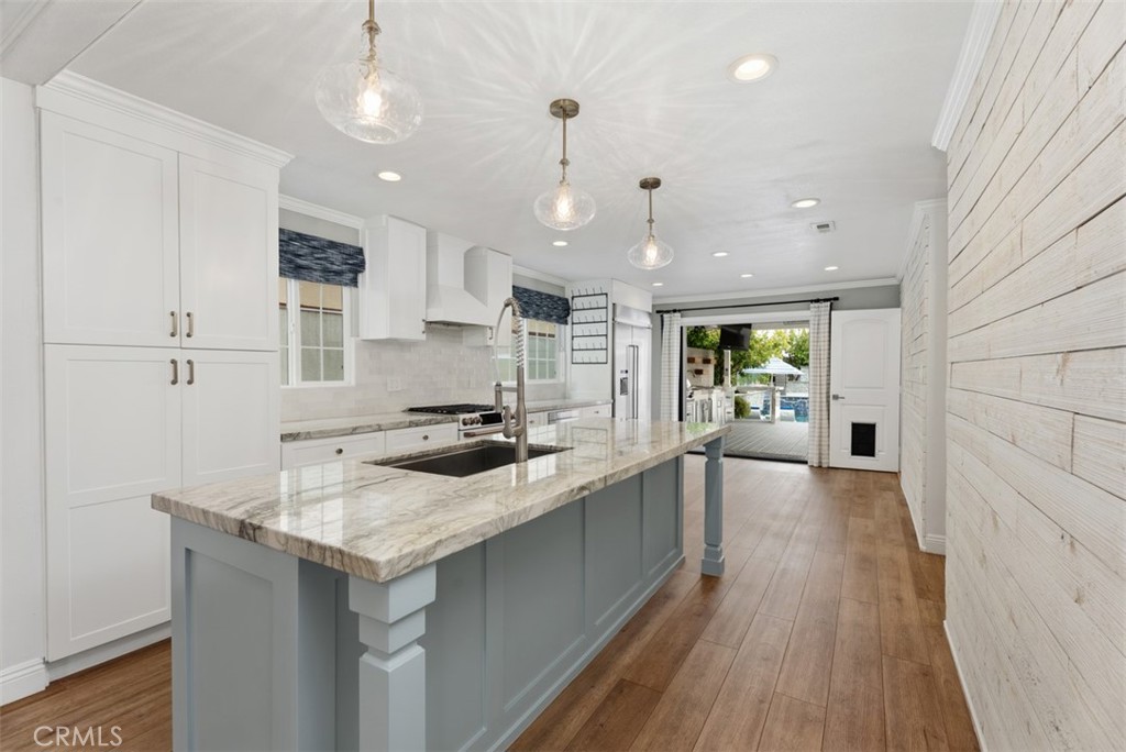 Kitchen high end appliances, 6 burner gas stove, double oven, microwave drawer, pot draws with an abundance of counter t - 26882 Calle Real, Dana Point CA 92624 - photo 10