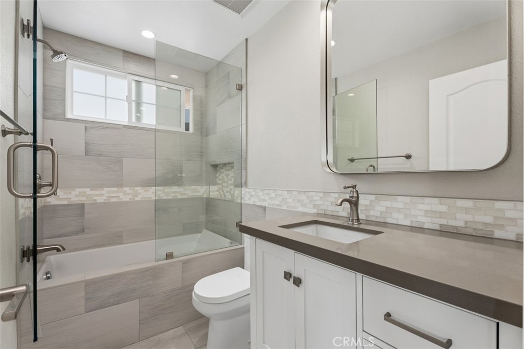 Upstairs full bathroom between two bedroom. - 26882 Calle Real, Dana Point CA 92624 - photo 25