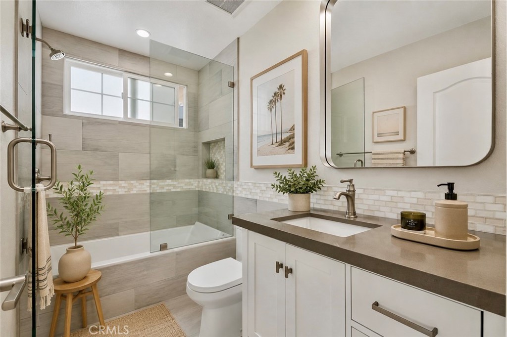 Upstairs full bathroom between two bedrooms. AI Staged - 26882 Calle Real, Dana Point CA 92624 - photo 26