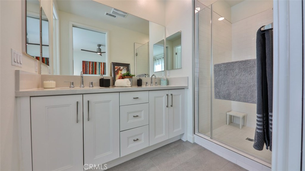 En-suite bath at master suite. - 2869 Doheny Way, Dana Point CA 92629 - photo 19