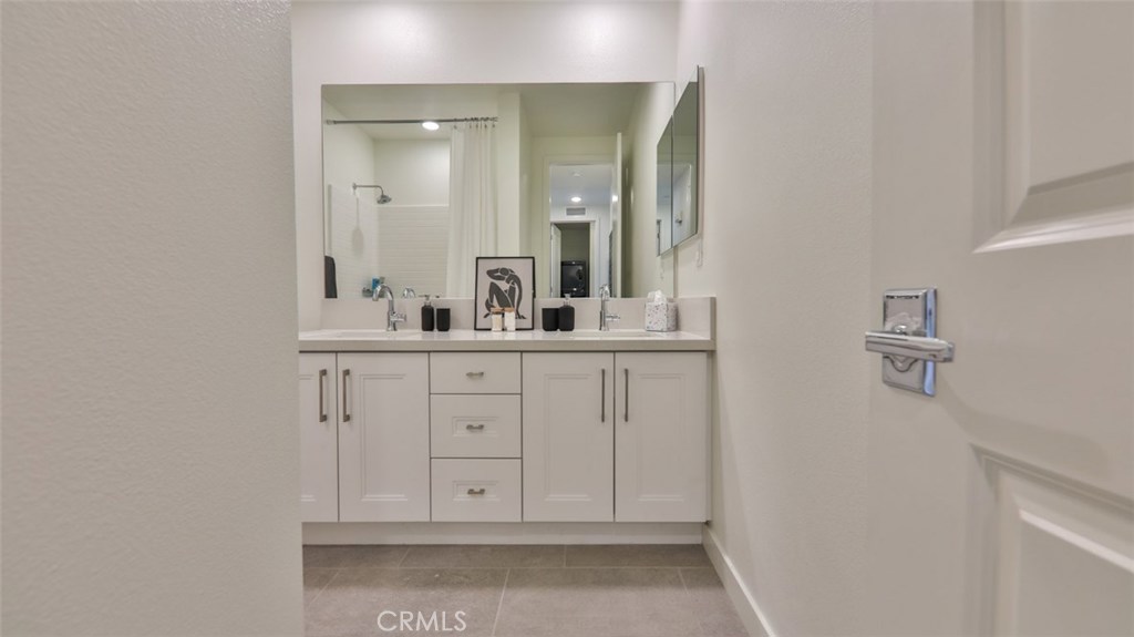 Second bath with dual sinks and tub/shower combo. - 2869 Doheny Way, Dana Point CA 92629 - photo 27