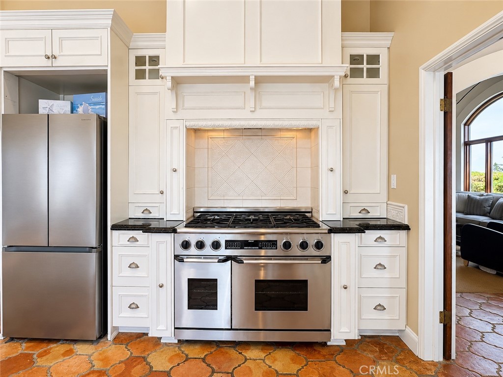Remodeled kitchen with a six burner Dacor range - 32355 Via Antibes, Dana Point CA 92629 - photo 34