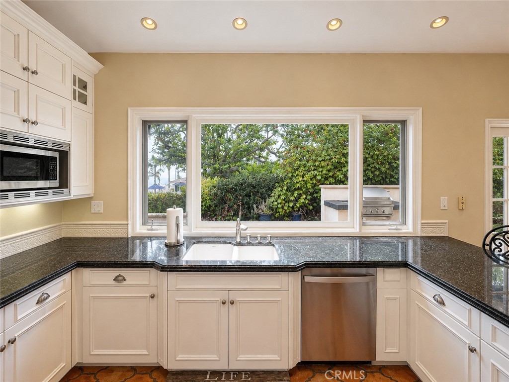Lots of counter space - 32355 Via Antibes, Dana Point CA 92629 - photo 39