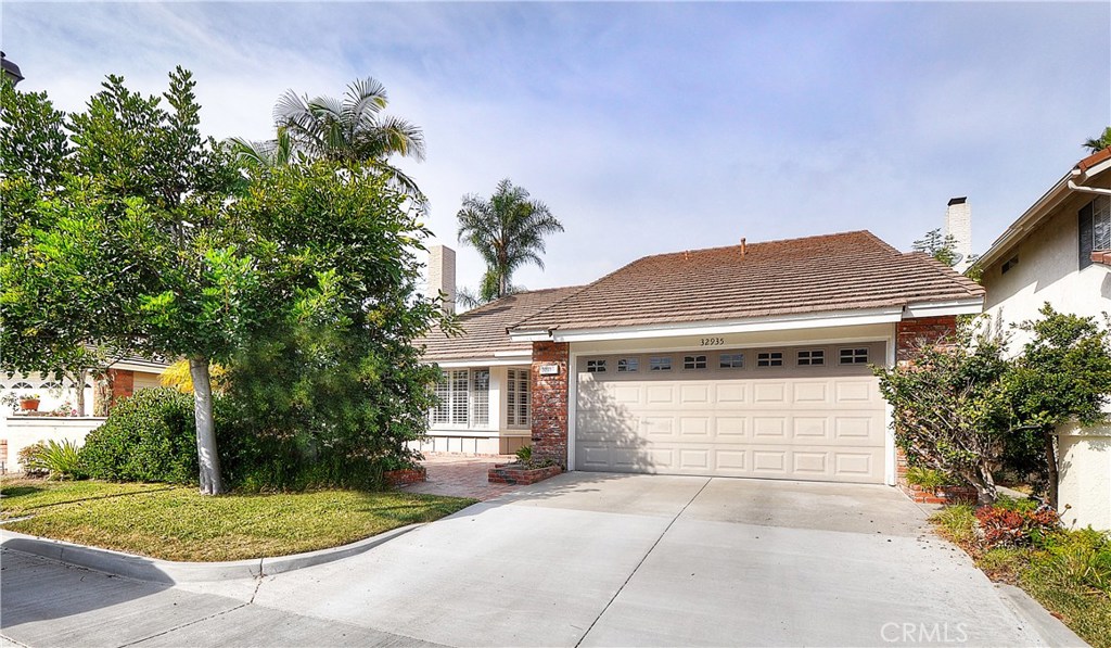Beautiful neighborhood, cul de sac features driveway, rollup garage door with windows and private front patio. - 32935 Danaspruce, Dana Point CA 92629 - photo 1