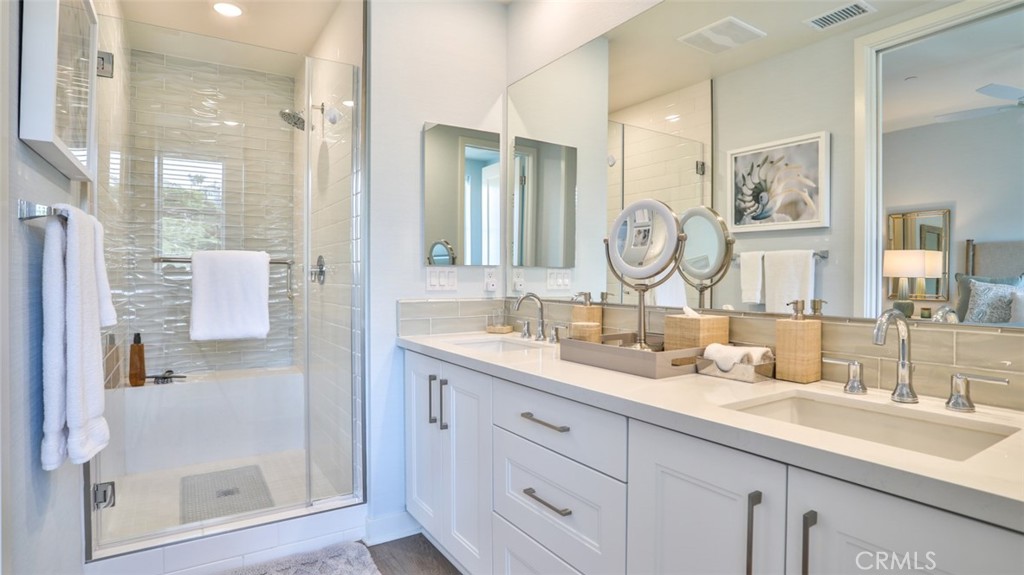 En-suite bath to primary suite - 3319 Doheny Way, Dana Point CA 92629 - photo 34