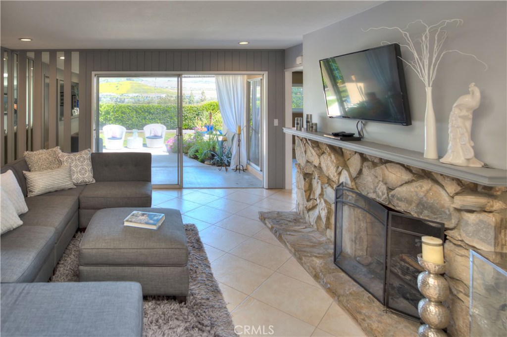 Enter to a large and welcoming gathering space. With an open and circular floor plan entertaining is fun and easy, even - 33542 Palo Alto Street, Dana Point CA 92629 - photo 1