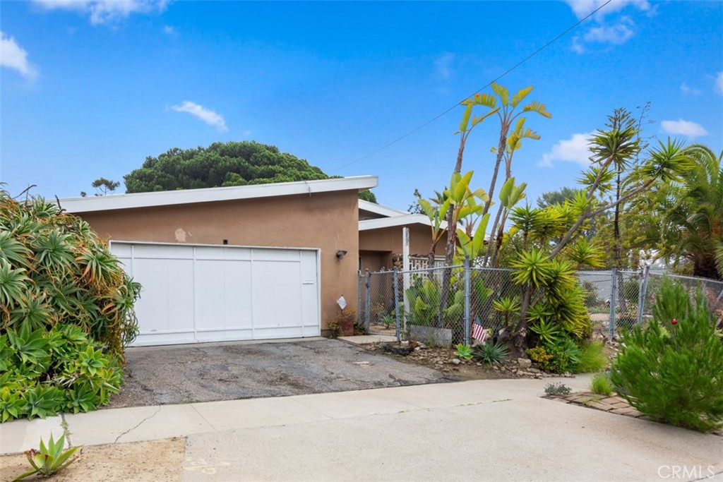 Very Original Mid Century Modern home with only ONE owner! This floor plan is a large square with an interior atrium and - 33602 Astoria Street, Dana Point CA 92629 - photo 1