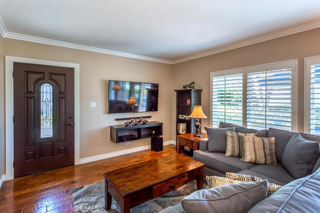 Nothing has been left untouched in the single level gem! Hardwood flooring, recessed lighting, stainless steel appliance - 33611 Avenida Capri 55, Dana Point CA 92629 - photo 1