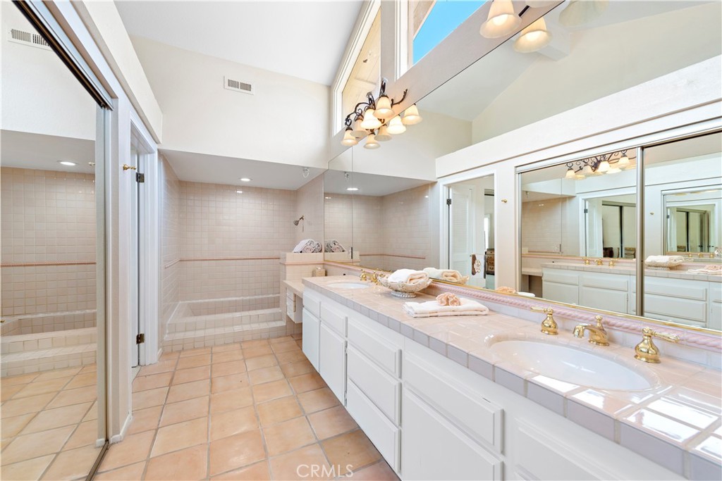 Large Separate Tub with Second Shower! - 33622 Via Martos, Dana Point CA 92629 - photo 30