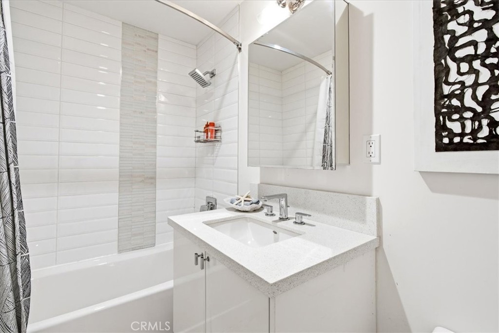 Bright secondary bathroom with a tub-shower combination and stylish contemporary finishes. - 33871 Calle La Primavera, Dana Point CA 92629 - photo 31