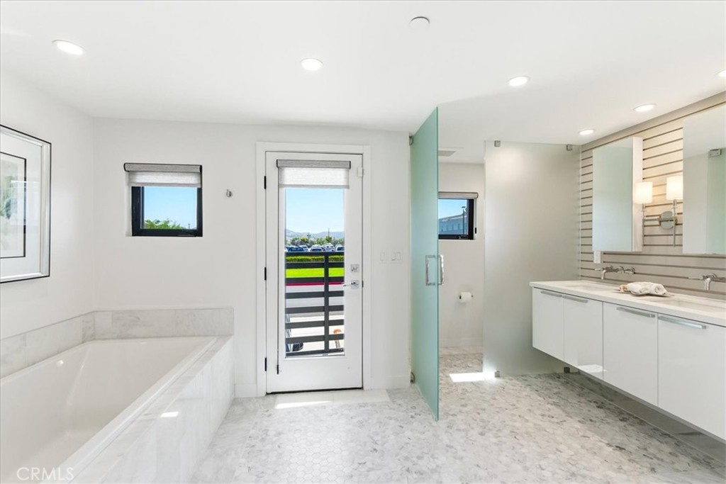 Primary bath with a soaking tub and balcony access. - 33871 Calle La Primavera, Dana Point CA 92629 - photo 14