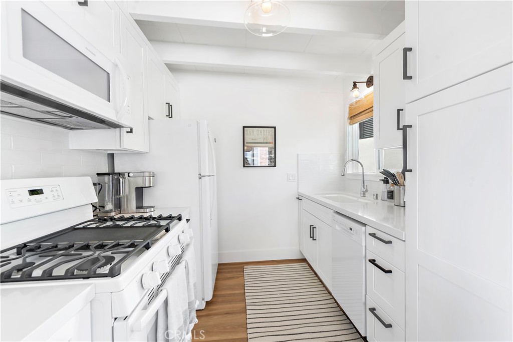 Coastal white kitchen outfitted with everything needed for cooking and dining - 33936 Amber Lantern Street, Dana Point CA 92629 - photo 16