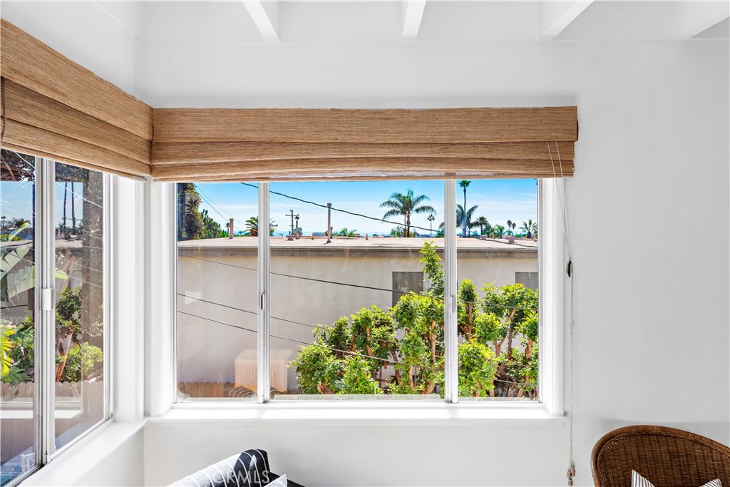 Lots of light and natural fiber blinds create privacy - 33936 Amber Lantern Street, Dana Point CA 92629 - photo 26