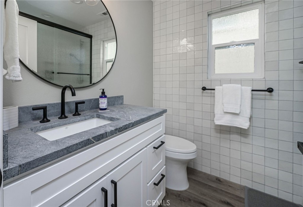 Upstairs hall full bathroom - 34051 Violet Lantern, Dana Point CA 92629 - photo 22