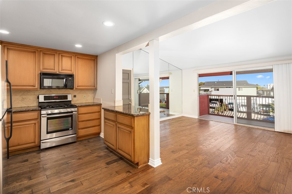 Open floor plan, wood flooring, mirrored living room wall. wood flooring - 34121 Ruby Lantern A, Dana Point CA 92629 - photo 3