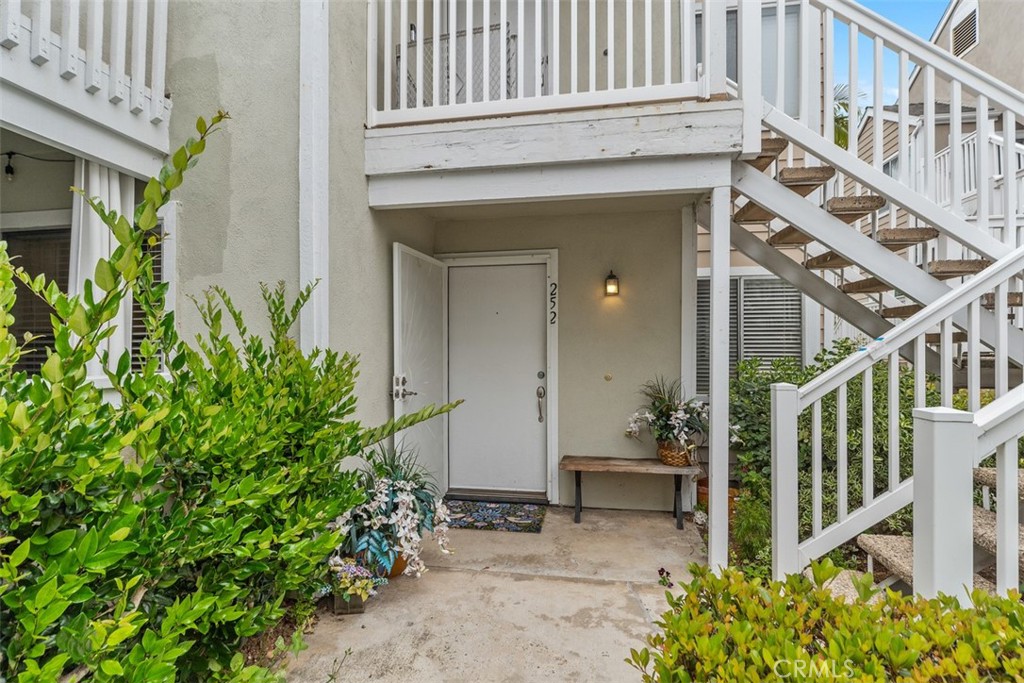 Front Door Entry Area - 34132 Selva 252, Dana Point CA 92629 - photo 3