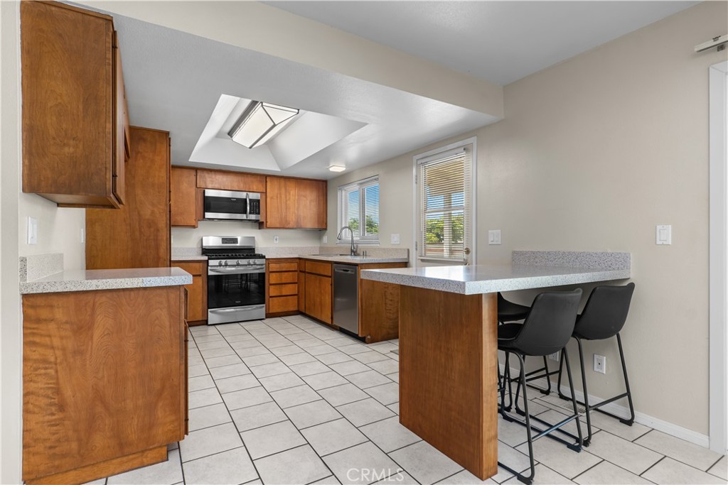 Clean, sleek kitchen - 34155 Camino El Molino, Dana Point CA 92624 - photo 3