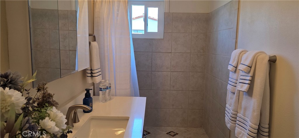 2 Sink Guest Bath w/ Huge Large shower for 2nd and 3rd Guestrooms - 34271 Via Lopez, Dana Point CA 92624 - photo 25