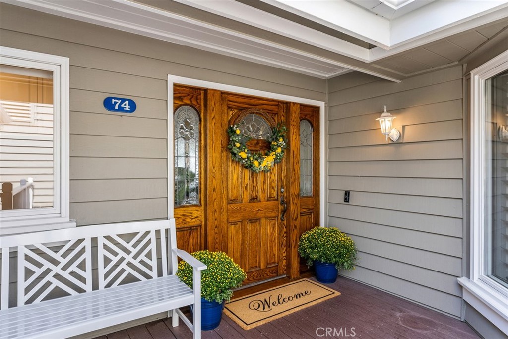Cheerful entryway with room for seating and plants. - 34300 Lantern Bay Dr. 74, Dana Point CA 92629 - photo 1