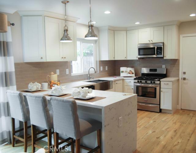 White Carrera Quartz Counters, stainless steel farmhouse sink. - 34332 Via Fortuna, Dana Point CA 92624 - photo 1