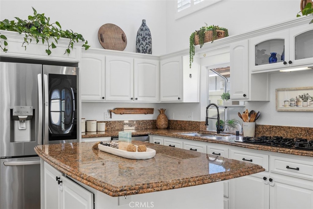 A huge island perfect for display or prep! - 34355 Via San Juan, Dana Point CA 92624 - photo 16