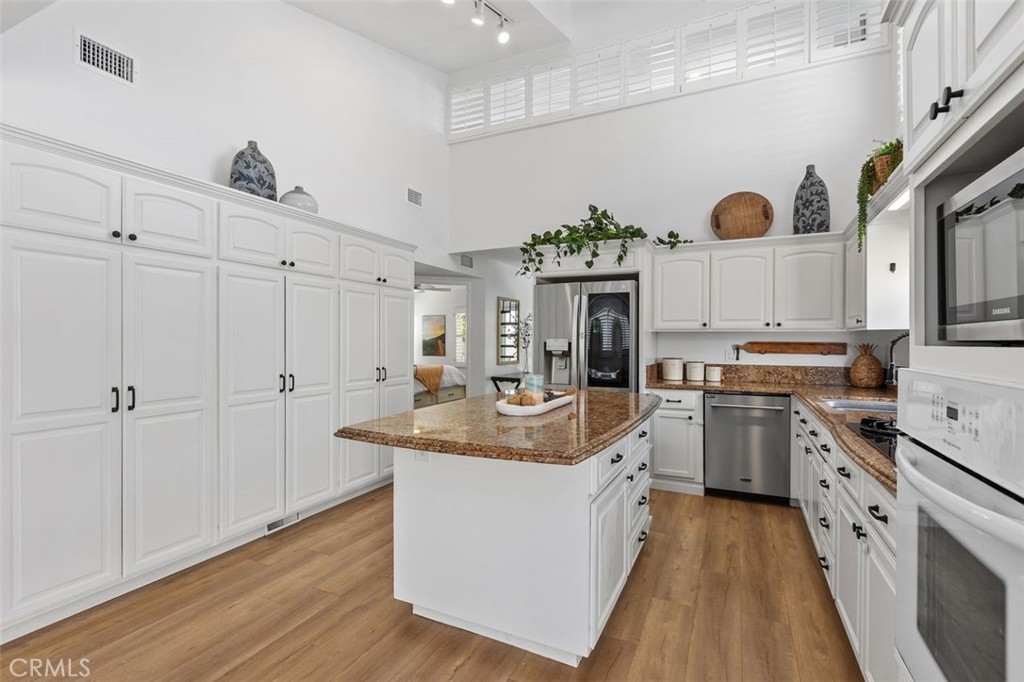 A breakfast bar at the end is ideal for two barstools. - 34355 Via San Juan, Dana Point CA 92624 - photo 17