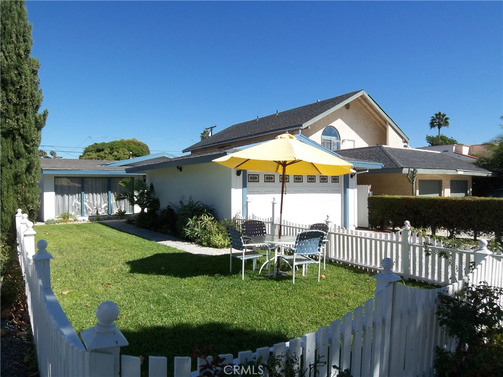 Large front yard is the perfect spot to hang out on a beautiful day. - 34626 Via Catalina, Dana Point CA 92624 - photo 1