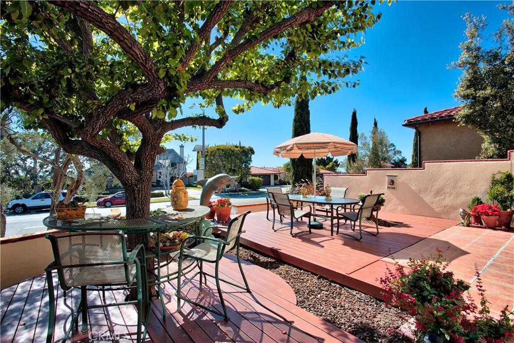 This fantastic yard that is easily accessible form the formal living and dining rooms make indoor/outdoor entertaining o - 35216 Camino Capistrano 1, Dana Point CA 92624 - photo 1