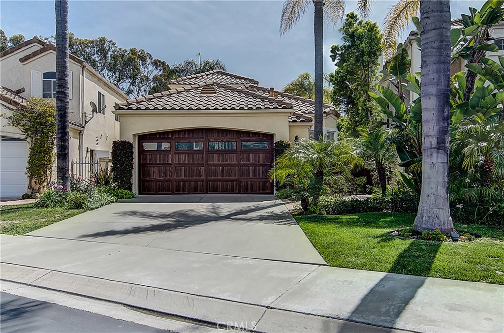 Classic Mediterranean cottage tucked away amid lush tropical landscape. - 36 Imperatrice, Dana Point CA 92629 - photo 1