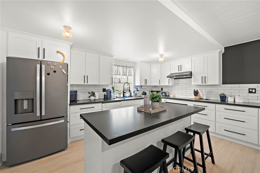 a center island with additional storage and seating - 17697 Santa Cristobal Street, Fountain Valley CA 92708 - photo 1